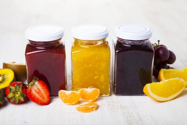 Reçelli üç kavanoz. 