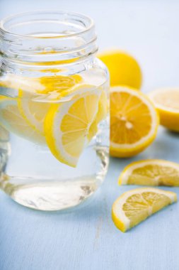 Limonlu buzlu soğuk su 
