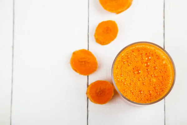 Succo di carota su un tavolo di legno . — Foto Stock