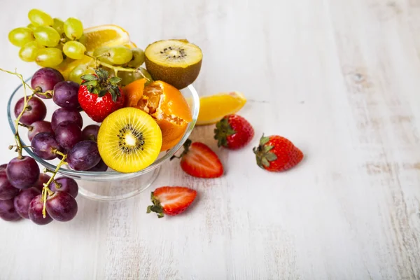 Frutta matura su un piatto trasparente — Foto Stock