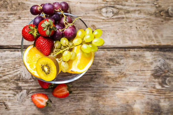 Buah matang di piring transparan — Stok Foto