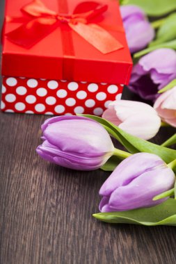 buket laleler ve bir hediye 