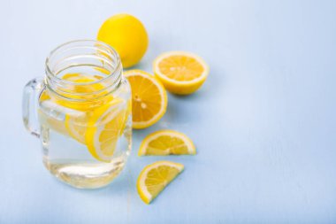 Limonlu serinletici buzlu soğuk su 