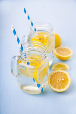 Limonlu serinletici buzlu soğuk su 