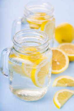 Limonlu serinletici buzlu soğuk su 