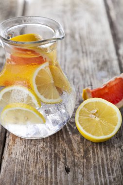 Limonlu serinletici buzlu soğuk su