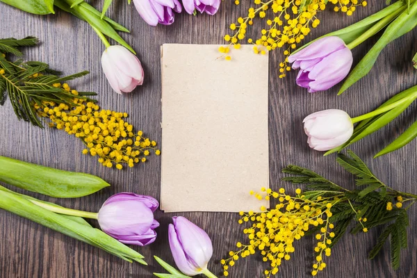 Ramo de tulipanes, mimosa y papel —  Fotos de Stock