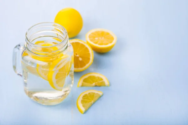 Refreshing ice cold water with lemon — Stock Photo, Image