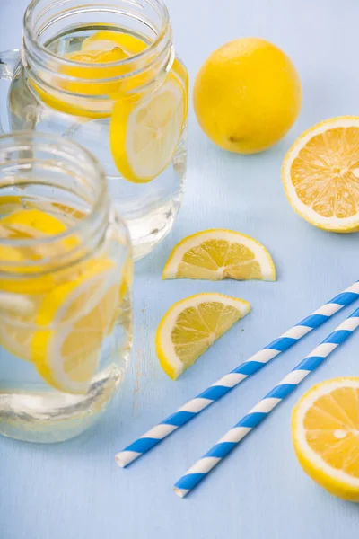 Erfrischendes eiskaltes Wasser mit Zitrone — Stockfoto