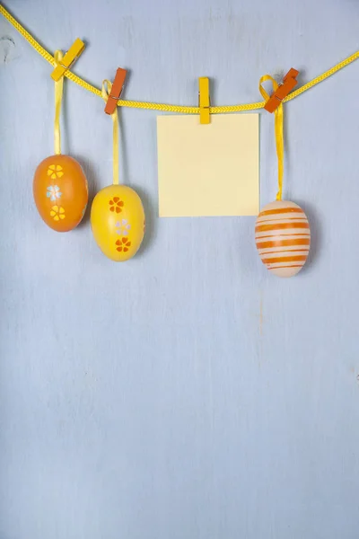 Пасхальные яйца и бумага на веревке — стоковое фото