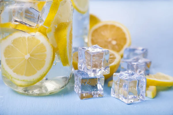 Erfrischendes eiskaltes Wasser mit Zitrone — Stockfoto