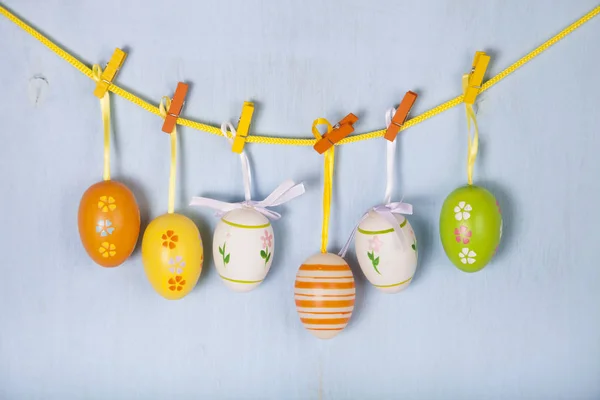 Huevos de Pascua en una cuerda —  Fotos de Stock