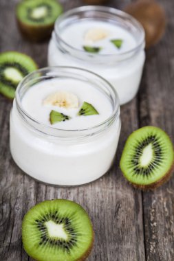 Tropikal meyve ile yoğurt 