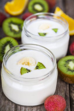 Tropikal meyve ile yoğurt 
