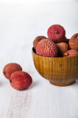 Lychee bir ahşap kase