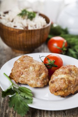 Lezzetli pirzola, pilav, domates ve maydanoz  