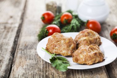 Lezzetli Beşamel sos, domates ve maydanoz 