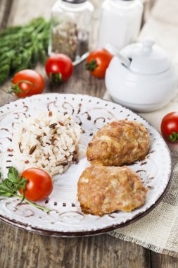 Lezzetli pirzola, pilav, domates ve maydanoz  