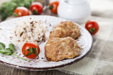 Lezzetli pirzola, pilav, domates ve maydanoz  