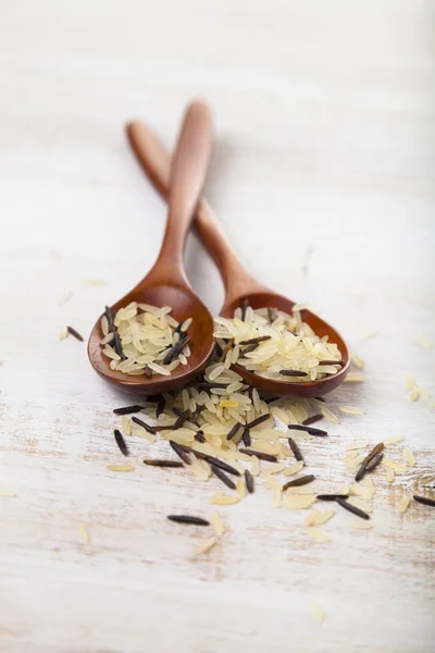 Mistura de diferentes variedades de arroz em colheres — Fotografia de Stock