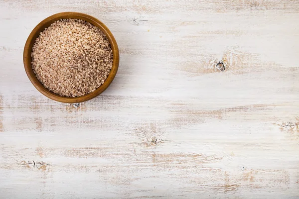 Arroz rosa cru em uma tigela — Fotografia de Stock