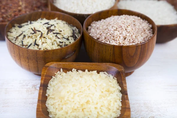 Zes kommen met verschillende soorten rijst — Stockfoto