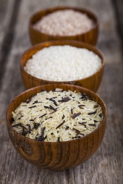 Trois bols avec différentes variétés de riz — Photo