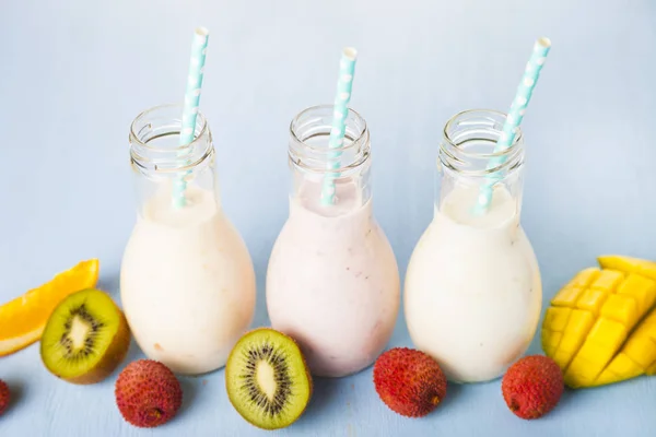 Smoothies with tropical fruits — Stock Photo, Image