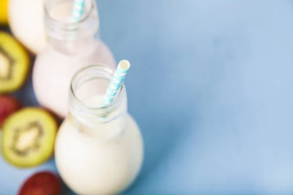 Smoothies mit tropischen Früchten — Stockfoto