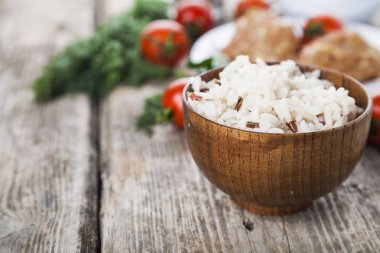 Bir ahşap kase haşlanmış pirinç 