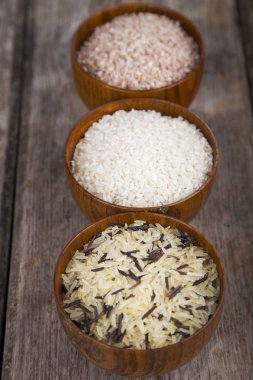 Pirinç farklı çeşitleri ile üç kase 
