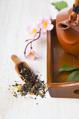 Bir ahşap tepsi seramik çaydanlık.