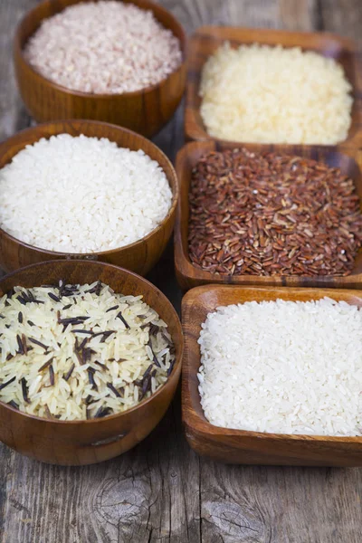 Seis tazones con diferentes variedades de arroz — Foto de Stock