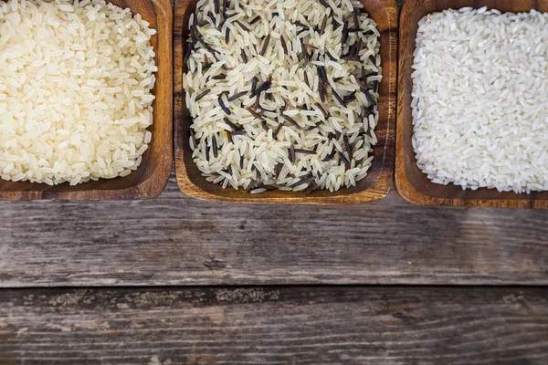 Tres tazones con diferentes variedades de arroz — Foto de Stock
