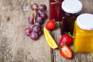 Reçelli üç kavanoz. 