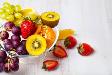 Şeffaf bir plaka üzerinde olgunlaşmış meyve 