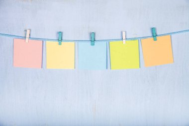 Beş adet kağıt bir ipe asmak