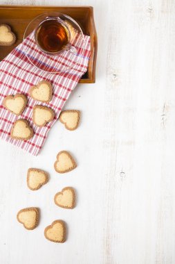 Kalp şeklinde kurabiye ve çay St. Valentine's Day için.