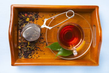 Fincan çay ve bir çay süzgeci 