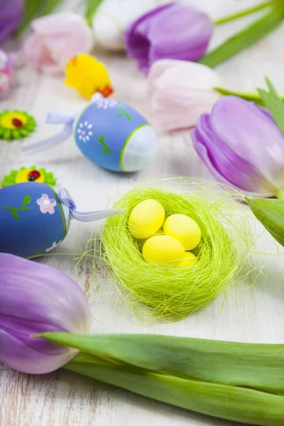 Bouquet purple tulips and Easter eggs — Stock Photo, Image