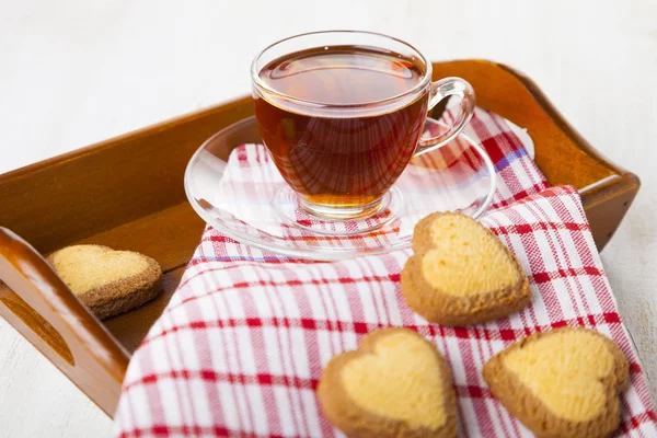 Cookies em forma de coração e chá para o Dia de São Valentim . — Fotografia de Stock