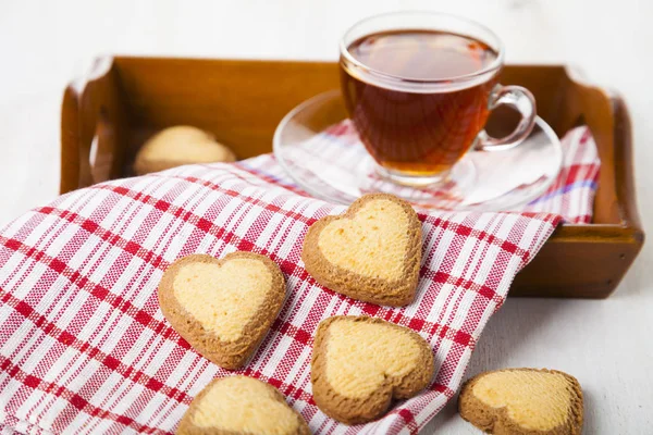 Kalp şeklinde kurabiye ve çay St. Valentine's Day için. — Stok fotoğraf