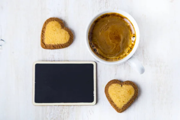 Galletas en forma de corazón y café — Foto de Stock