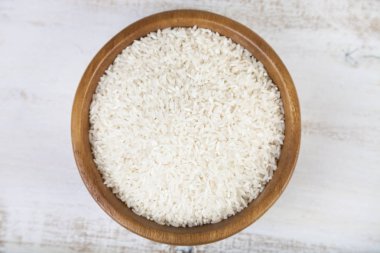 Tabakta çiğ pirinç. 