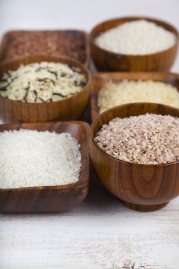 Pirinç farklı çeşitleri ile altı yuvarlak kase