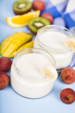 Tropikal meyve ile yoğurt 