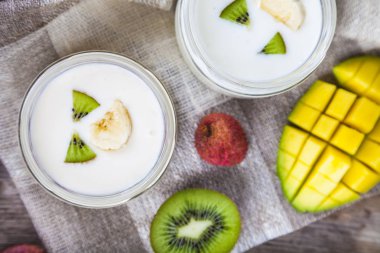 Tropikal meyve ile yoğurt