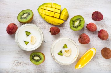 Tropikal meyve ile yoğurt