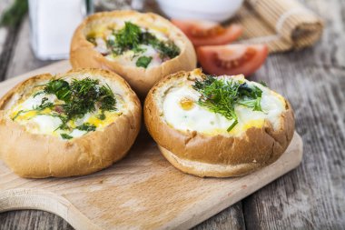 Çörek pastırmalı omlet.