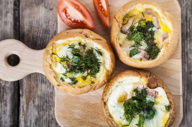 Çörek pastırmalı omlet.